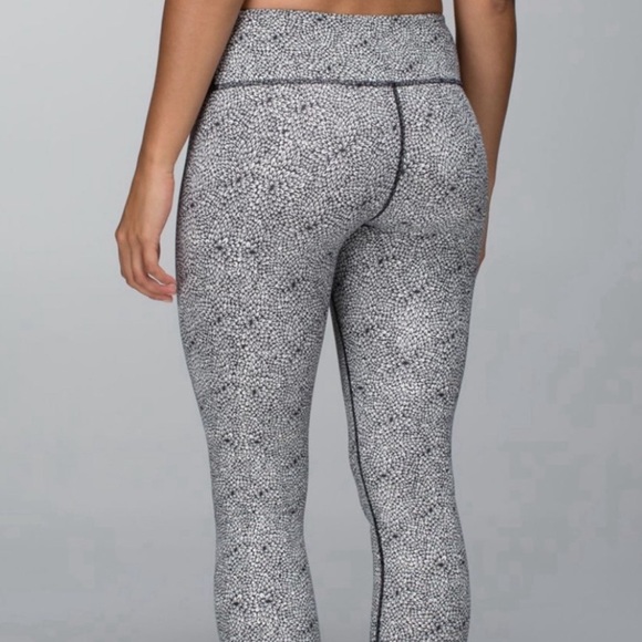 Lululemon Wunder Under Leggings, size S, smoke free home - Picture 3 of 6